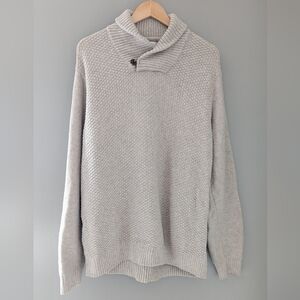 Perfectly made Old Navy men's collard long sleeve warm sweater.